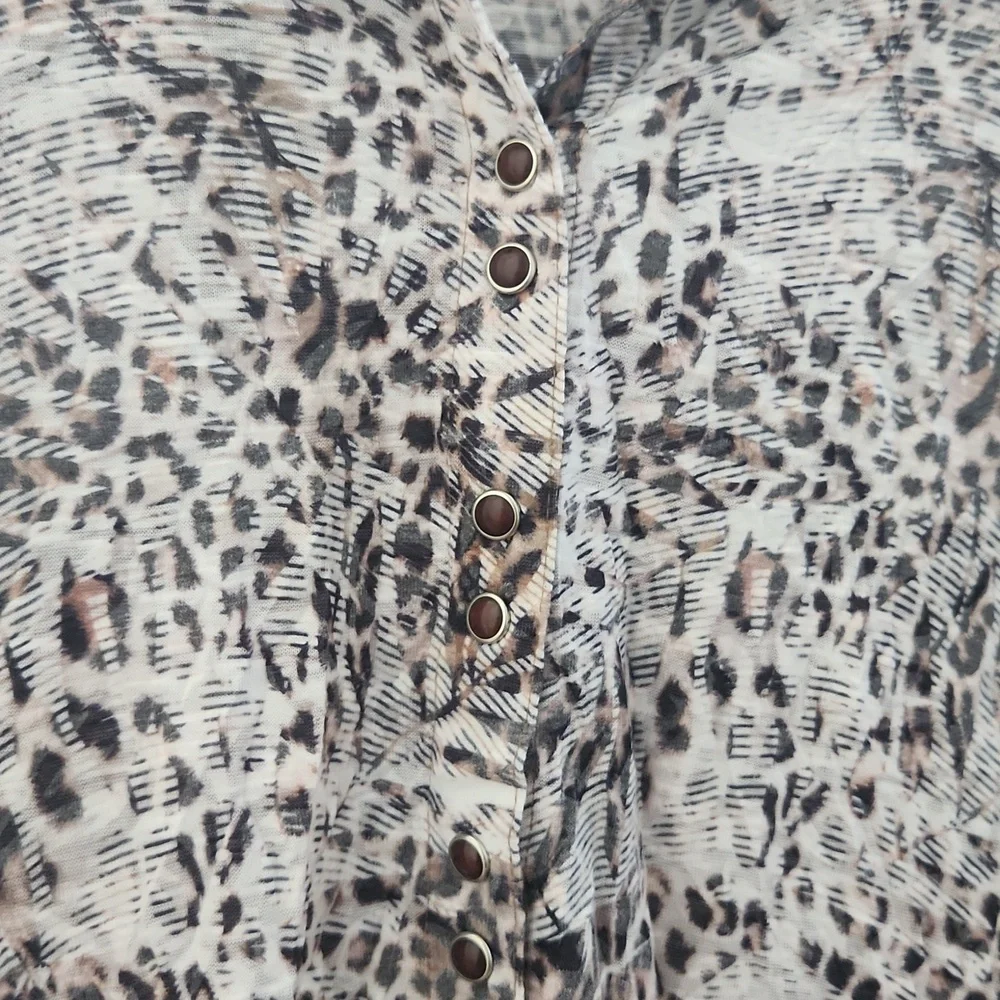 Carine Women's Leopard Print Button Down Top - Picture 4 of 7